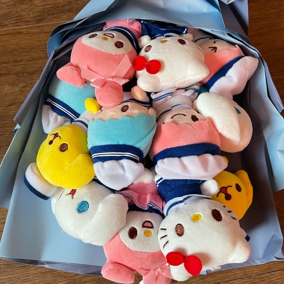 SANRIO-Imported (NWOT) Large Character Plush Bouquet with Greeting Card - Picture 9 of 15